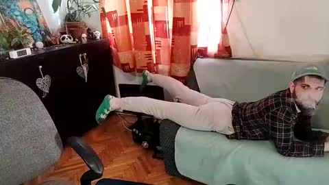 Snapshot of moonhold chatting on 11.04.25 moonhold online show from 11.04.25