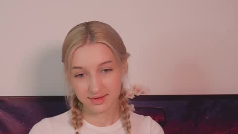 Snapshot of moonliora chatting on 11.30.25 moonliora online show from 11.30.25