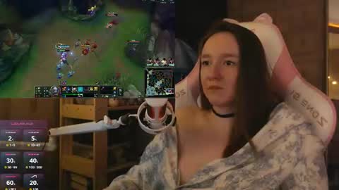 Snapshot of moonlish_siren chatting on 07.13.26 Katrin online show from 07.13.26