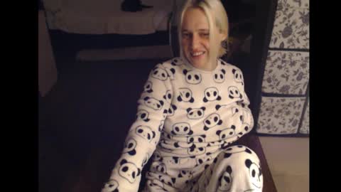 Snapshot of mrsluck chatting on 09.16.25 Sasha online show from 09.16.25