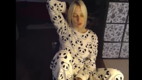 Snapshot of mrsluck chatting on 09.18.25 Sasha online show from 09.18.25