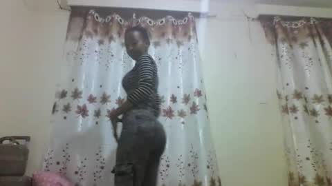 Snapshot of ms_luxe chatting on 12.16.25 ms_luxe online show from 12.16.25