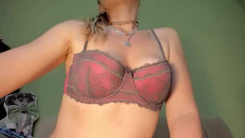 Snapshot of mspurrfectlove chatting on 12.01.25 MsPurrfectLove online show from 12.01.25