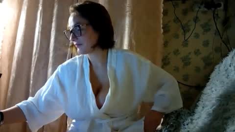 Snapshot of muchoiliness chatting on 12.16.25 muchoiliness online show from 12.16.25