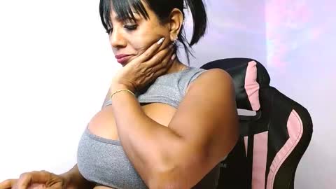 Snapshot of muladefuego chatting on 11.11.25 yuli online show from 11.11.25