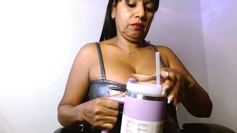 Snapshot of muladefuego chatting on 11.12.25 yuli online show from 11.12.25