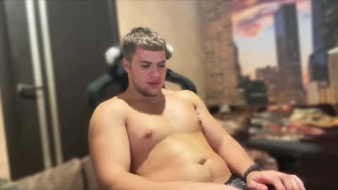 Snapshot of musclephantom chatting on 10.08.25 Egor online show from 10.08.25