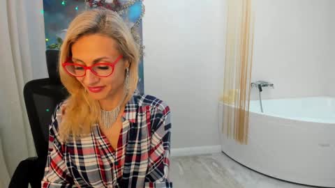 Snapshot of museofstage chatting on 01.10.25 Diana online show from 01.10.25