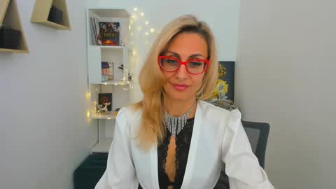 Snapshot of museofstage chatting on 01.12.25 Diana online show from 01.12.25