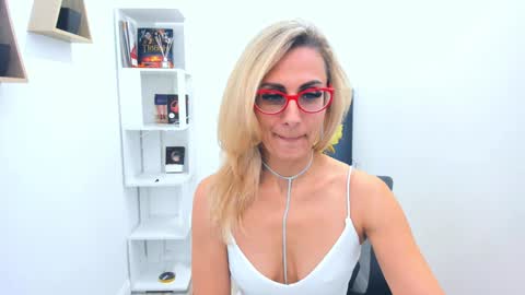 Snapshot of museofstage chatting on 01.26.25 Diana online show from 01.26.25