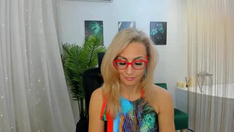 Snapshot of museofstage chatting on 02.02.25 Diana online show from 02.02.25