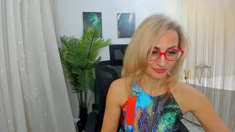 Snapshot of museofstage chatting on 02.02.25 Diana online show from 02.02.25