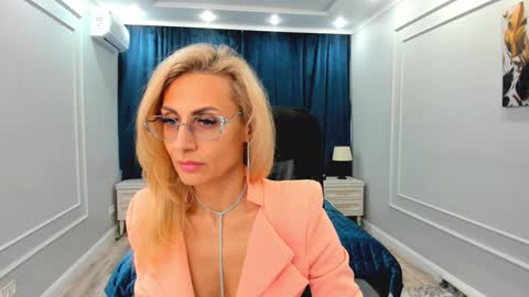 Snapshot of museofstage chatting on 02.05.25 Diana online show from 02.05.25