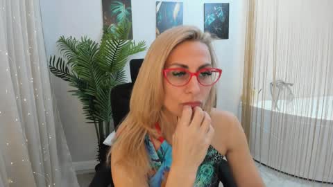 Snapshot of museofstage chatting on 02.06.25 Diana online show from 02.06.25