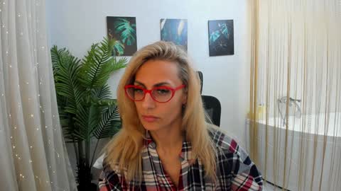 Snapshot of museofstage chatting on 02.07.25 Diana online show from 02.07.25