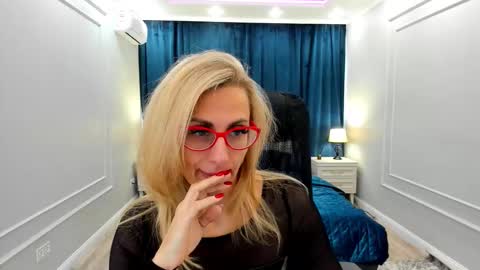 Snapshot of museofstage chatting on 02.09.25 Diana online show from 02.09.25