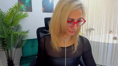 Snapshot of museofstage chatting on 02.12.25 Diana online show from 02.12.25