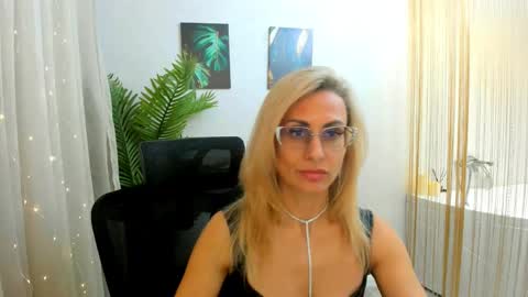 Snapshot of museofstage chatting on 02.21.25 Diana online show from 02.21.25