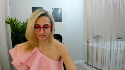 Snapshot of museofstage chatting on 03.02.25 Diana online show from 03.02.25