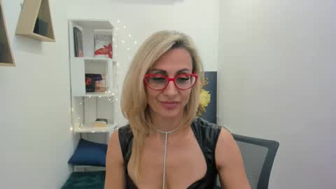 Snapshot of museofstage chatting on 03.05.25 Diana online show from 03.05.25