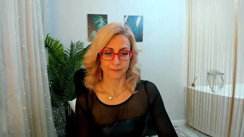 Snapshot of museofstage chatting on 03.07.25 Diana online show from 03.07.25