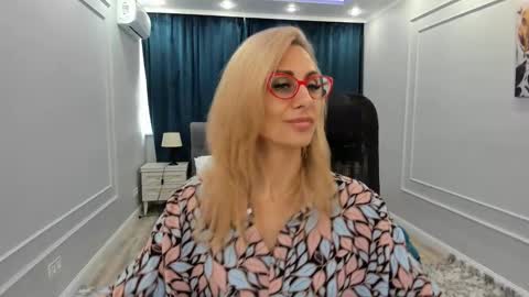 Snapshot of museofstage chatting on 03.10.25 Diana online show from 03.10.25