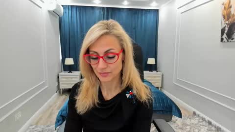 Snapshot of museofstage chatting on 03.12.25 Diana online show from 03.12.25