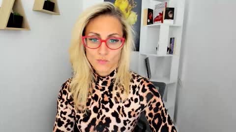 Snapshot of museofstage chatting on 09.10.25 Diana online show from 09.10.25