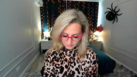 Snapshot of museofstage chatting on 10.12.25 Diana online show from 10.12.25