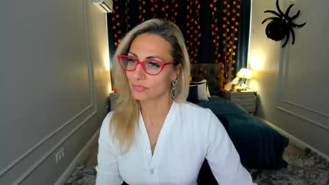 Snapshot of museofstage chatting on 11.03.25 Diana online show from 11.03.25