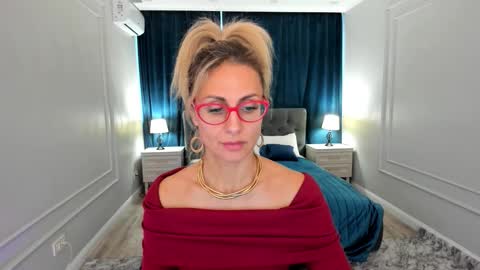 Snapshot of museofstage chatting on 12.02.25 Diana online show from 12.02.25