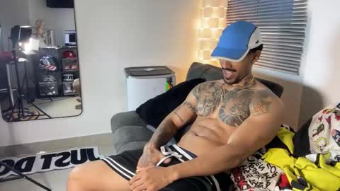 Snapshot of myke_esthetic chatting on 11.29.25 Myke esthetic online show from 11.29.25