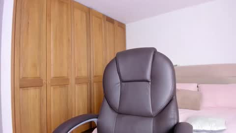 Elena online show from 10.25.25