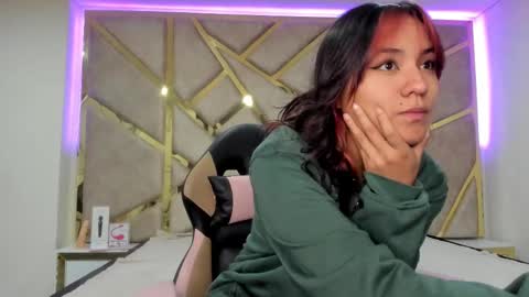 Snapshot of nahia_low chatting on 02.18.25  Valeria  online show from 02.18.25