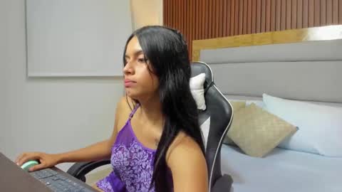 Snapshot of nahiaras_herz chatting on 09.30.25 N A H I online show from 09.30.25