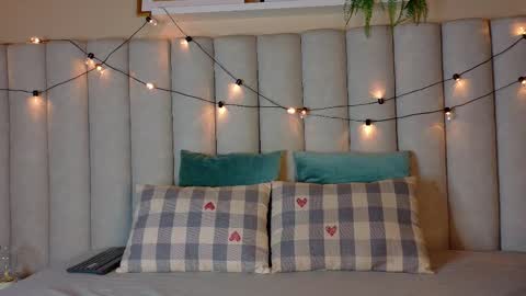 Snapshot of nahomicampbell_ chatting on 11.20.25 VICTORIA online show from 11.20.25