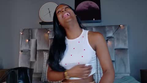 Snapshot of nahomicampbell_ chatting on 11.26.25 VICTORIA online show from 11.26.25