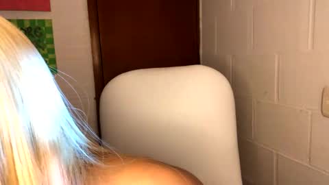 Snapshot of nahomy_joness chatting on 10.25.25 nahomy online show from 10.25.25
