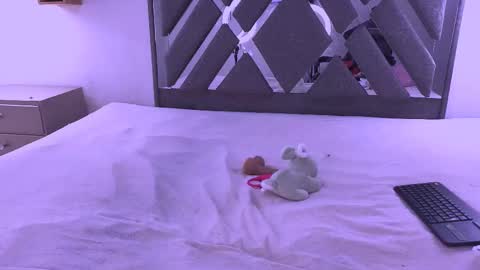 Nahomy online show from 11.11.25