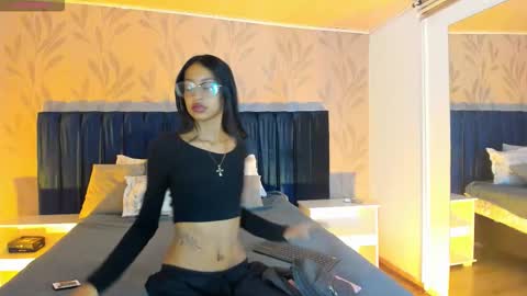 Nahomy  online show from 12.19.25