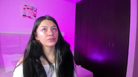 Snapshot of naiavoss chatting on 11.18.25 naiavoss online show from 11.18.25