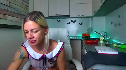 Snapshot of nally_ferrari chatting on 11.29.25 Nally online show from 11.29.25