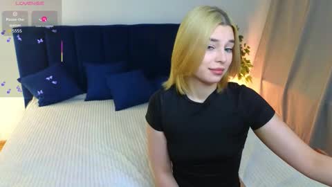 Snapshot of nanami_v02 chatting on 11.25.25 Maeve online show from 11.25.25