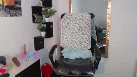 Snapshot of nany_pretty chatting on 12.18.24 nany_pretty online show from 12.18.24