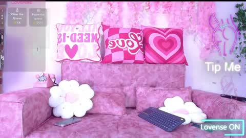 Snapshot of naomi_femme chatting on 05.15.26 naomi_femme online show from 05.15.26