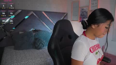 Snapshot of naomigray__ chatting on 07.08.26 Naomi-Gray online show from 07.08.26
