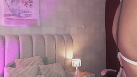 Snapshot of naomigray__ chatting on 07.15.26 Naomi-Gray online show from 07.15.26