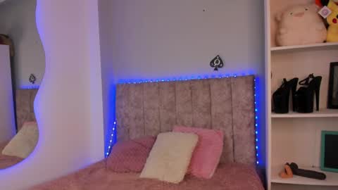 Snapshot of naomisanz_ chatting on 06.17.26 Laura online show from 06.17.26