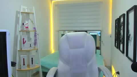 Snapshot of naomy_sex_69 chatting on 11.04.25 naomy_sex_69 online show from 11.04.25