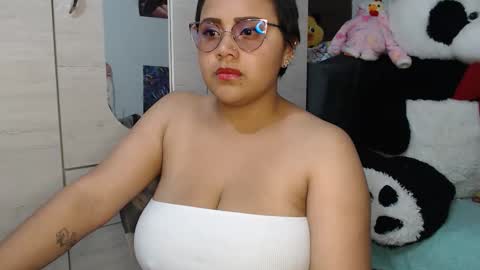 naomylux1 online show from 12.19.25